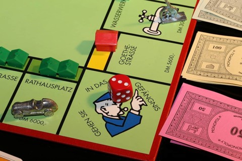 Symbolic image: Close-up of a Monopoly game (German)