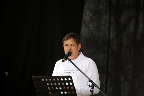 Michael Ballweg speaks at the large lateral thinkers' demonstration in Stuttgart. The motto of the