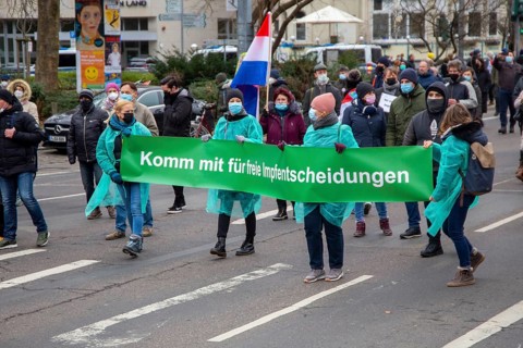Frankfurt: Large demonstration against the corona measures. The organiser estimates the number of