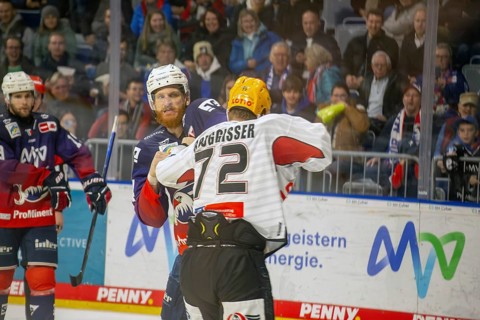 Adler Mannheim v Fischtown Pinguins Bremerhaven (PENNY DEL, German Ice Hockey League) : Fistfight