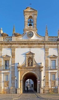 Neoclassical architecture Arco da Vila built after the 1755 earthquake, city of Faro, Algarve,
