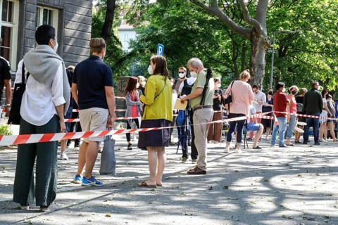 Vaccinees stand in a long queue. Neighbourhood residents in the Tempelhof Schoeneberg district can