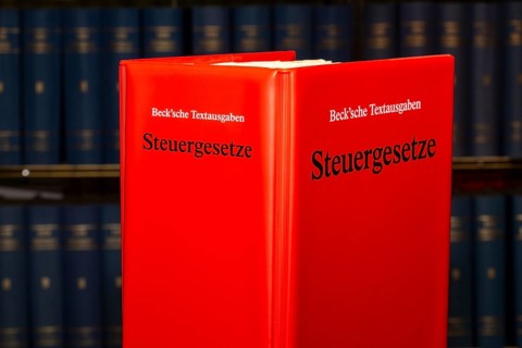 Symbolic image of tax advice: specialist book STEUERGESETZE from Beck-Verlag in front of a