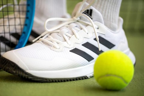 Tennis symbol: close-up of a tennis player in the hall