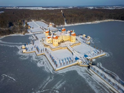 Moritzburg Castle on the castle island surrounded by the frozen castle pond, Moritzburg, Saxony,