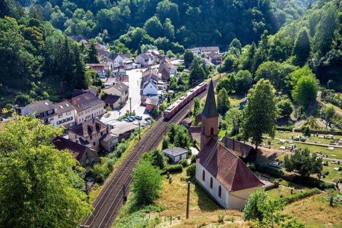 A local train operated by Verkehrsbetriebe Rhein-Neckar (VRN) runs through Frankenstein in the