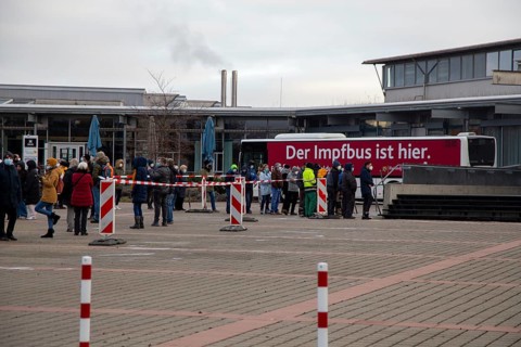 Vaccination bus in Mutterstadt, Rhineland-Palatinate. A queue of several hundred metres forms in