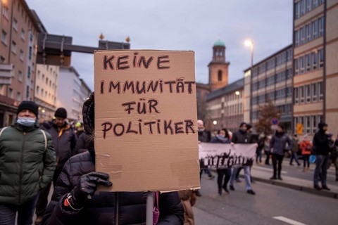 Frankfurt: Large demonstration against the corona measures. The organiser estimates the number of