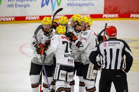 Loewen Frankfurt celebrate after scoring a 2:2 equaliser against Adler Mannheim in the SAP Arena