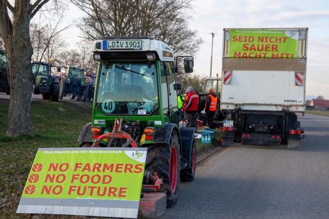 Farmers' protests in the southern Palatinate near Landau: near Hochstadt, farmers blocked a lane of