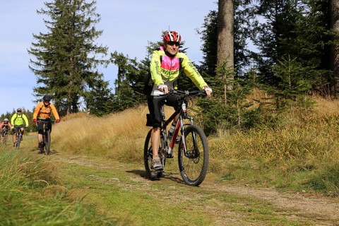 Mountain bike tour through the Bavarian Forest with the DAV Summit Club: Mountain bikers in the