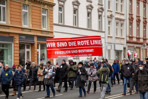 Frankfurt: Large demonstration against the corona measures. The organiser estimates the number of