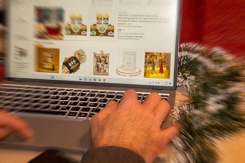 Symbolic image of Christmas shopping on the internet/at Amazon: Christmas decorations and laptop