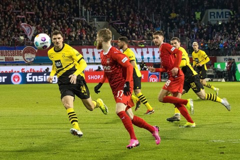 Football match, captain Patrick MAINKA 1.FC Heidenheim is pressurised by l.t.r. Nico SCHLOTTERBECK