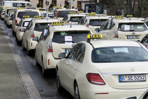 Motorcade and demonstration by Berlin taxi drivers at the Reichstag. The new rules for competitors