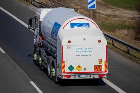 Lime tree tank truck on the A 61 motorway near Ludwigshafen (Rhineland-Palatinate, Germany)