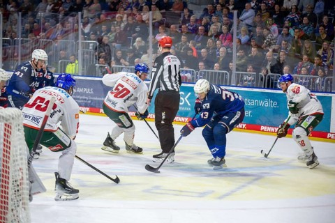 Game scene Adler Mannheim against Augsburg Panther (PENNY DEL, German Ice Hockey League)