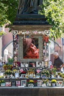 Pictures, hearts, flowers at cult site in memory of pop singer Michael Jackson, memorial at