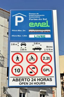 Traffic sign, traffic sign at the Portas do Sol viewpoint, Alfama, Lisbon, Lisboa, Portugal, Europe