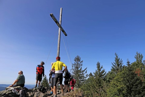 Mountain bike tour through the Bavarian Forest with the DAV Summit Club: stopover on the summit of