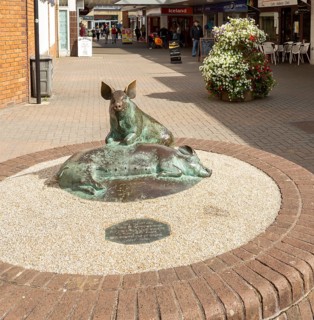 Pigs bronze sculpture by Richard Cowdy 1979, town centre of Calne, Wiltshire, England, UK