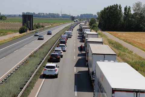 Traffic jam with exemplary rescue lane (A 61 motorway near Schifferstadt, Rhineland-Palatinate)