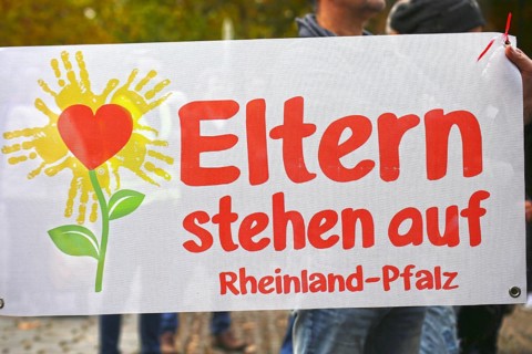 Corona protests in Mannheim: Several hundred opponents of the current corona measures gather at a