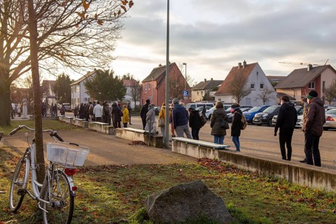 Vaccination bus in Mutterstadt, Rhineland-Palatinate. A queue of several hundred metres forms in