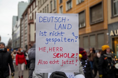 Frankfurt: Large demonstration against the corona measures. The organiser estimates the number of