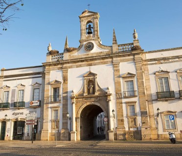 Neoclassical architecture Arco da Vila built after the 1755 earthquake, city of Faro, Algarve,