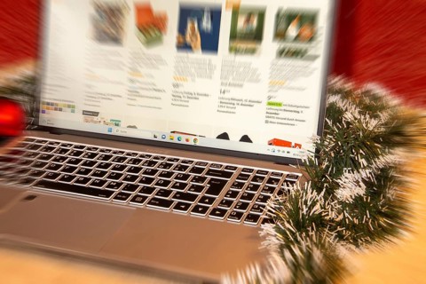 Symbolic image of Christmas shopping on the internet/at Amazon: Christmas decorations and laptop