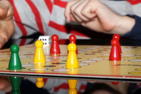 Symbolic image: Family playing Mensch aergere Dich nicht