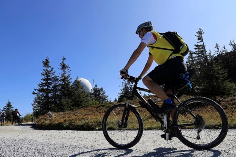 Mountain bike tour through the Bavarian Forest with the DAV Summit Club: Mountain bikers on the