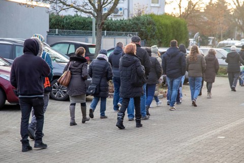 Vaccination bus in Mutterstadt, Rhineland-Palatinate. A queue of several hundred metres forms in