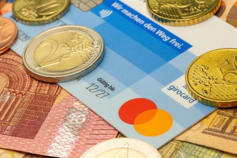 VR-Bank giro card. The MAESTRO function is no longer included on the new giro cards