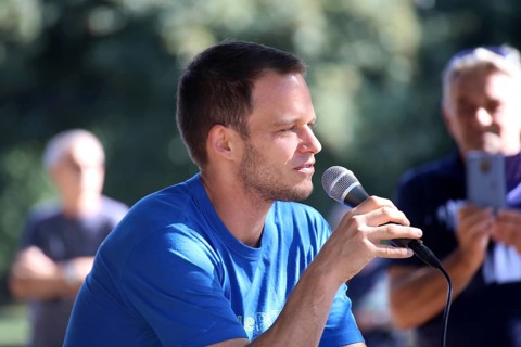 Mannheim: Lawyer Markus Haintz speaks at a vigil against the federal government's coronavirus