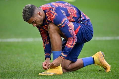 Benjamin Henrichs (39) RasenBallsport Leipzig RBL ties his football boots, WWK Arena, Augsburg,