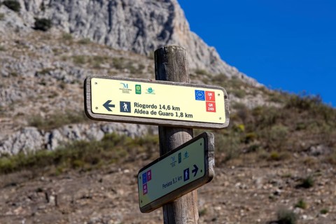 Signpost waymark for long distance footpath GR-249, Gran Senda de Malaga, Periana, Axarquia,