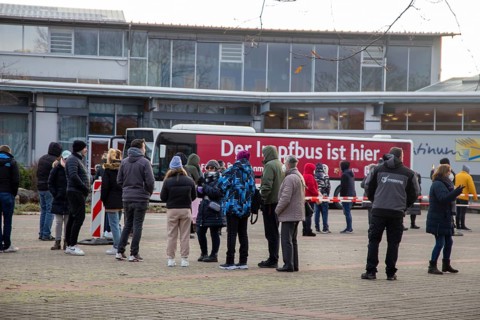 Vaccination bus in Mutterstadt, Rhineland-Palatinate. A queue of several hundred metres forms in
