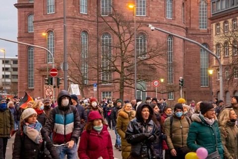 Frankfurt: Large demonstration against the corona measures. The organiser estimates the number of