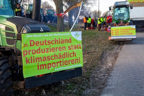 Farmers' protests in the southern Palatinate near Landau: near Hochstadt, farmers blocked a lane of