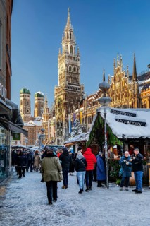Snow-covered Christmas market, Christmas market on Marienplatz with town hall and towers of the