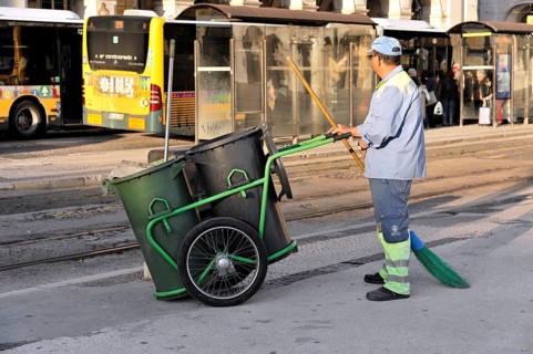 Rubbish collector, Alfama neighbourhood, Lisbon, Lisboa, Portugal, Europe