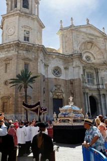 Semana Santa, procession, altar boys follow magnificent coffin, tourists, celebrations in Cadiz,