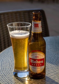 Glass and bottle of Mahou Cinco Estrellas 1890 cerveza especial beer, Maestria Cervecera, Spain,