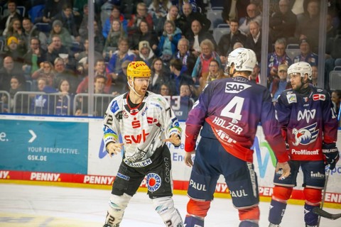 Adler Mannheim v Fischtown Pinguins Bremerhaven (PENNY DEL, German Ice Hockey League) : Fistfight