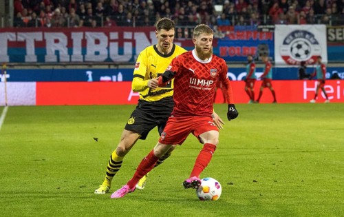 Football match, captain Patrick MAINKA 1.FC Heidenheim is pressurised by l.t.r. Nico SCHLOTTERBECK