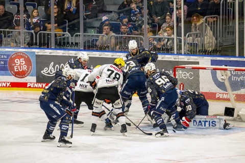 Game scene Adler Mannheim against Loewen Frankfurt (PENNY DEL, German Ice Hockey League)