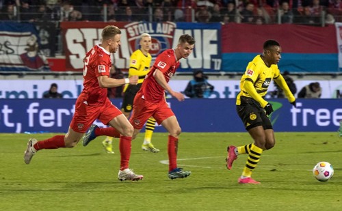 Football match, Lennard MALONEY 1.FC Heidenheim and Jan SCHOePPNER 1.FC Heidenheim left following