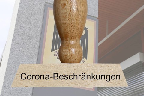 Symbolic image of the constitutional complaint against corona regulations: In the foreground a